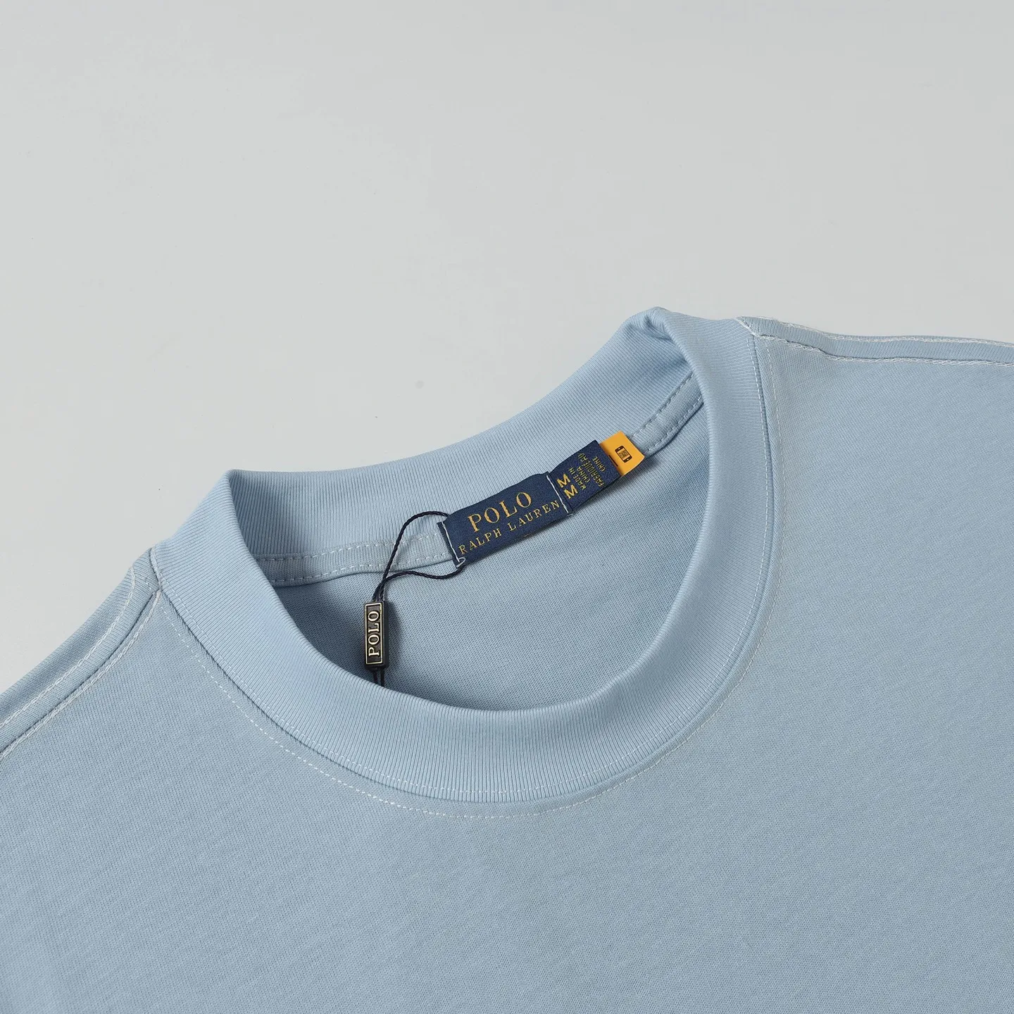 P130 Style number: A001 Brand reputation: Ralph Lauren is an internationally renowned high-end fashion brand, representing quality, style and status. Wearing its short sleeves can highlight consumers' taste and identity. Classic design: The brand has unique and timeless classic design elements, such as the polo logo, iconic color matching, etc., which are both fashionable and recognizable. High-quality fabric: Made of double yarn 280g fabric, usually made of high-quality cotton fabric, which is soft, breathable, and sweat-absorbent, comfortable to wear, and suitable for various occasions and seasons. Exquisite craftsmanship: Pay attention to detail processing and production technology, neat stitching, and tailoring to ensure the durability and beauty of the clothing. Diversified styles: covering a variety of styles from casual to formal, simple to gorgeous, meeting the individual needs and wearing scenarios of different consumers. Strong matchability: Can be matched with a variety of bottoms, jackets and accessories to easily create a variety of different fashion looks. Inheritance and innovation: While maintaining the traditional charm of the brand, we constantly innovate designs and incorporate new fashion elements to keep our products attractive. Brand values: The American lifestyle and positive values ​​conveyed by Ralph Lauren are also recognized and yearned for by consumers. Color: Black White Gray Blue White Blue Red Pink Sky Blue Bean Green Burgundy Complete Sizes: S, M, L, XL,